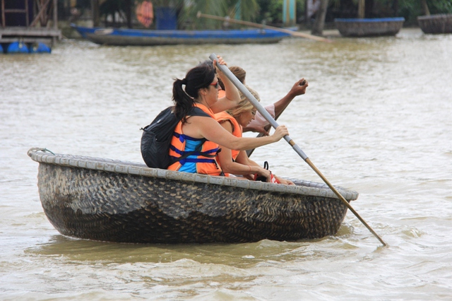 Một số du khách khác thì chọn cho mình tour du lịch chèo thuyền thúng khám phá rừng dừa nước và nghề đánh bắt thủy sản trên sông Hoài của ngư dân...