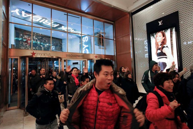 Chỉ chờ đến lúc mở cửa là họ tràn vào Quảng trường Herald Macy vào tối 24/11. Ảnh: Reuters.