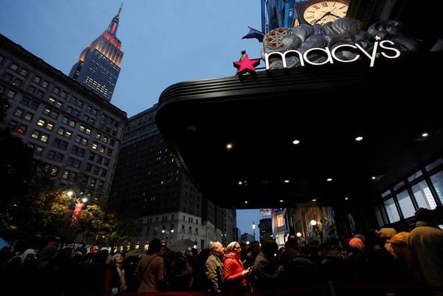 Bên ngoài cửa hàng của Macys ở Manhattan, New York cũng đông kín người chờ mở cửa. Năm nay, hãng này mở từ 5h tối thứ Năm (Lễ Tạ ơn).