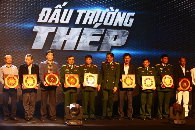
Ông Nguyễn Phan Huy Khôi (bìa trái) nhận kỷ niệm chương từ Ban tổ chức giải.
