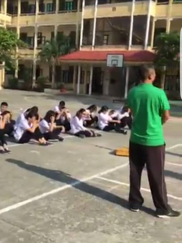 Thầy Hiếu đưa học sinh ra khu vực nắng để tập thể dục trong khi khu vực bóng râm vẫn còn. Ảnh: CTV