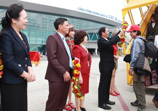 
Chào đón những hành khách đầu tiên từ Hàn Quốc đến sân bay Cát Bi.
