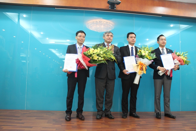 
Thứ trưởng Bộ TT&TT Nguyễn Minh Hồng (thứ 2 từ trái sang) trao quyết định bổ nhiệm cho tân Phó cục trưởng Đặng Khắc Lợi (thứ nhất bên trái). Ảnh: Đ.Lực
