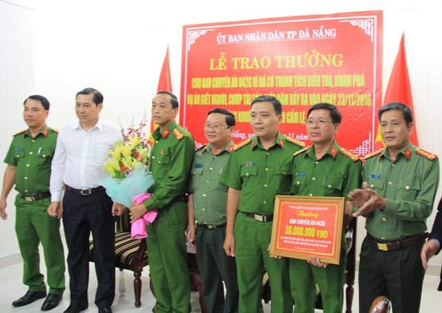 
Chủ tịch UBND TP Đà Nẵng Huỳnh Đức Thơ (áo trắng) thưởng nóng 30 triệu đồng cho Ban chuyên án vào chiều 29/11. Ảnh: Đức Hoàng
