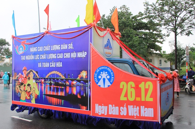 Diễu hành kỷ niệm 55 năm Ngày Dân số Việt Nam. Ảnh: Đức Hoàng