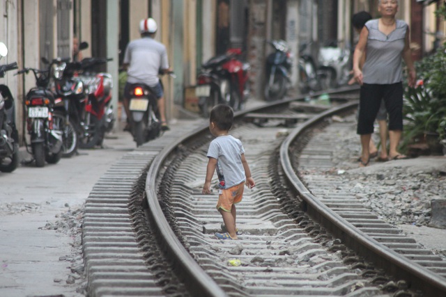 Trước giờ chuyến tàu trở ga về lúc 15h30 ít phút, bà của em bé này hớt hơ hớt hải gọi cháu.