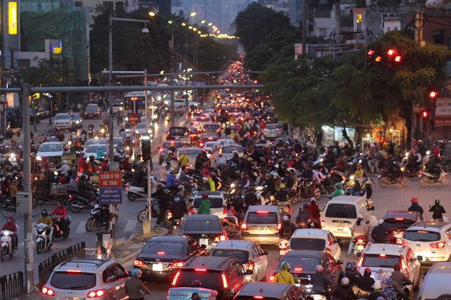 
Theo Sở GTVT Hà Nội, xe buýt nhanh (BRT) tuyến Kim Mã - Yên Nghĩa sẽ hoạt động với tần suất 5 phút/lượt xe. Tổng chiều dài toàn tuyến là 14km, dự kiến xe đi trong khoảng 40 - 45 phút. Tuy nhiên, theo ghi nhận của PV Báo Gia đình và Xã hội, lộ trình của tuyến xe buýt có nhiều đoạn thường xuyên trong tình trạng ùn ứ, nhất là vào giờ cao điểm.
