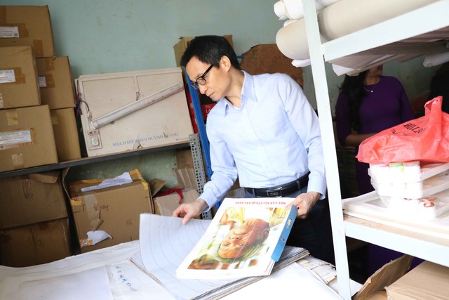 Phó Thủ Tướng Vũ Đức Đam đến thăm thư viện và chứng kiến khó khăn về cơ sở vật chất rất thiếu thốn của trường dân tộc vùng sâu vùng xa của huyện Đắk Glong, tỉnh Đắk Nông