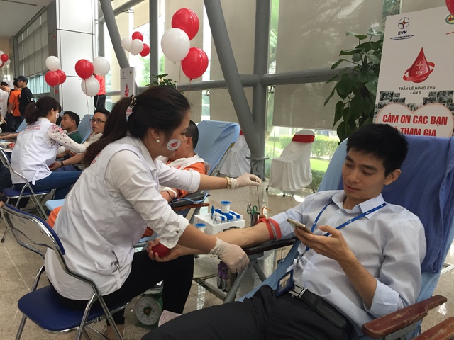 
Các cán bộ EVN tham gia hiến máu nhân đạo trong Tuần lễ hồng EVN lần thứ II
