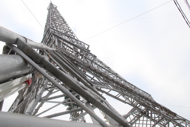 
Ngọn tháp được hoàn thành do gần 20 người thiết kế và lắp ráp từ 300 mét sắt, 20 kg đinh và 1 tạ thép ly trong vòng 2 tuần
