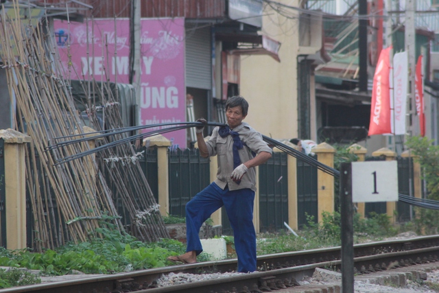 
Họ thản nhiên băng qua đường ray. Ở đây, không có barie, không đèn cảnh báo, cũng không biển cảnh báo tàu.
