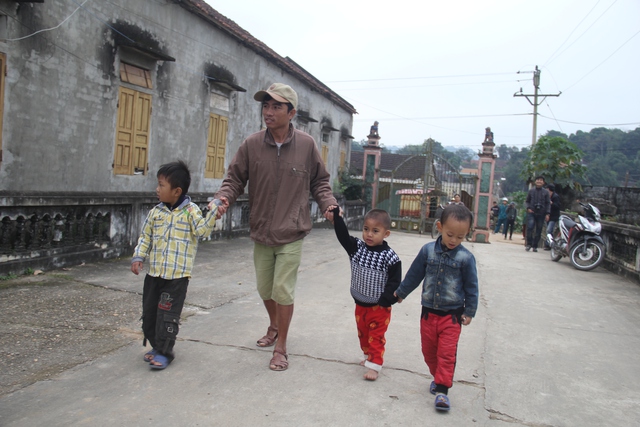 Suốt hơn 1 năm qua, người cha tật nguyền này vẫn lặng lẽ đưa hàng chục trẻ em đến trường trên đôi chân tật nguyền của mình.