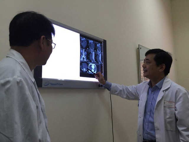 
Các bác sĩ hội chẩn trước ca mổ cho bệnh nhân Y.
