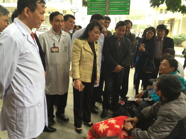 
Bộ trưởng Nguyễn Thị Kim Tiến thăm hỏi người nhà bệnh nhân đang ngồi chờ ở BV Bạch Mai.
