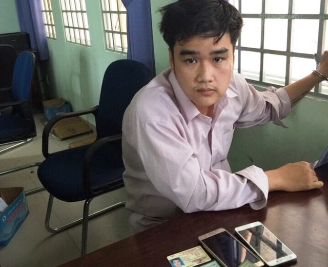 
Th&aacute;i Ho&agrave;ng Vũ cũng tang vật tại cơ quan c&ocirc;ng an. Ảnh Vietnamnet.
