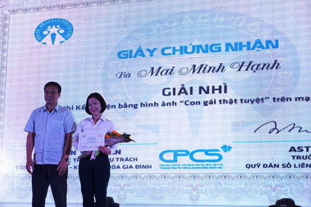 
Ông Hồ Chí Hùng trao giải Nhì cho tác giả Mai Minh Hạnh đến từ Hà Nội với tác phẩm Mùa thu của mẹ
