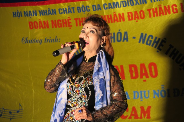 
Nghệ sĩ cải lương Kim Thoa- mẹ nghệ sĩ Thanh Thanh Hiền đến ủng hộ Đoàn bằng lời ca tiếng hát
