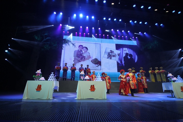
5 cặp đôi hạnh phúc tổ chức lễ cưới tập thể tại Nhà Văn hóa Lao động thành phố Đà Nẵng.
