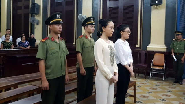Bị c&aacute;o Trương Hồ Phương Nga (tr&aacute;i) v&agrave; Nguyễn Đức Th&ugrave;y Dung tại t&ograve;a - Ảnh: H.Điệp
