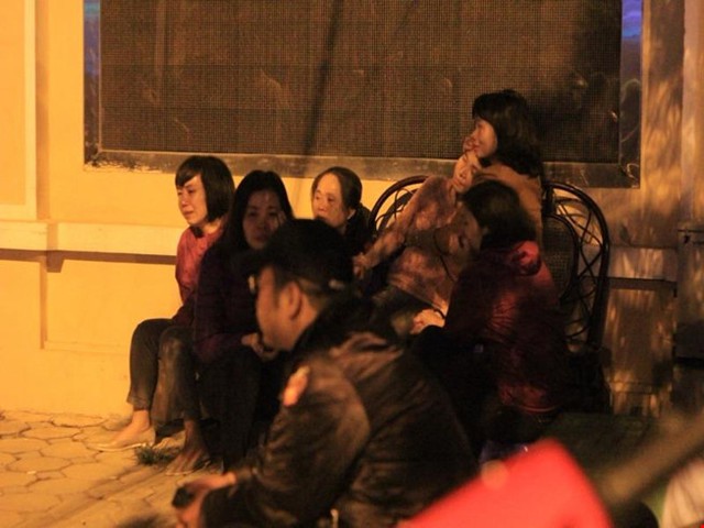 
Nhiều người thức trắng đêm trước nhà tang lễ quận Cầu Giấy để chờ tin tức của người thân.
