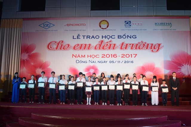 
Ông Tatsuo Ebi - Giám đốc Công ty Ajinomoto Việt Nam trao học bổng cho các em học sinh nghèo vượt khó.
