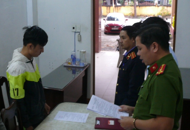 
Cơ quan CSĐT đọc lệnh khởi tố, bắt tạm giam đối với Đặng Quang T. Ảnh: C.A
