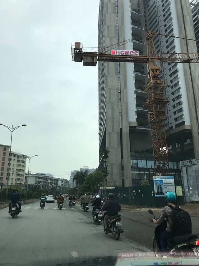 
Nhiều người d&acirc;n lưu th&ocirc;ng tr&ecirc;n đường Nguyễn Ho&agrave;ng với nỗi lo tai nạn từ chiếc cần cẩu tr&ecirc;n đầu. Ảnh: Vũ Ho&agrave;ng Nguy&ecirc;n

