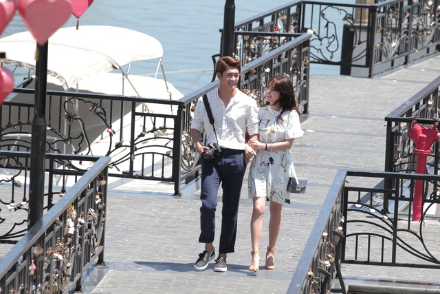 
Cặp đôi Linh và Junsu trong một cảnh quay ở cầu tình yêu Đà Nẵng.
