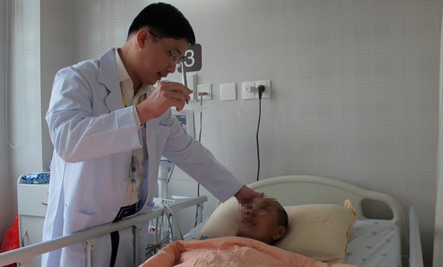 Bác sĩ Trương Thanh Tình, Khoa Ngoại thần kinh, đang khám cho bệnh nhân. Ảnh: N.P