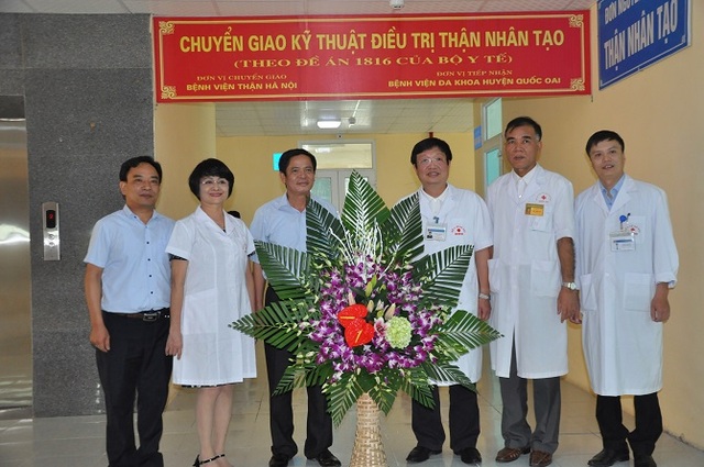 
Lãnh đạo UBND huyện Quốc Oai, Bệnh viện Thận Hà Nội và Bệnh viện đa khoa huyện Quốc Oai chụp ảnh lưu niệm khai trương đơn nguyên điều trị thận nhân tạo.
