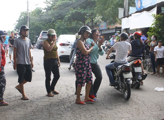 Mẹ nạn nh&acirc;n kh&oacute;c ngất khi ph&aacute;t hiện thi thể con trai dưới s&ocirc;ng. Ảnh: Điền Quang.