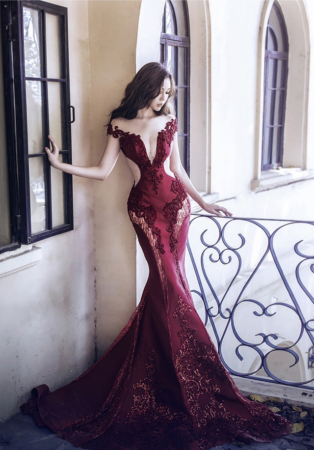 
Trong bộ ảnh mới nhất, Elly Trần xuất hiện tựa nữ thần với vóc dáng hoàn hảo trong những bộ váy lộng lẫy gợi cảm.
