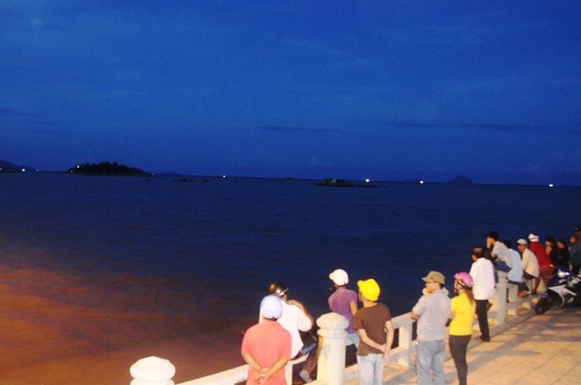 
Đến tối 24/10 nhiều người vẫn tụ tập trên cầu Trần Phú ngóng tin hai cha con. Ảnh: An Bình
