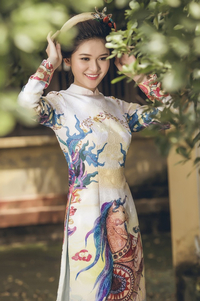 
Á hậu Việt Nam 2016 - Thuỳ Dung là một trong những người đẹp lựa chọn cho mình hình ảnh truyền thống với nét trẻ trung, tinh tế riêng biệt. Trong bộ ảnh mới nhất, cô diện các trang phục mang đậm bản sắc dân tộc.
