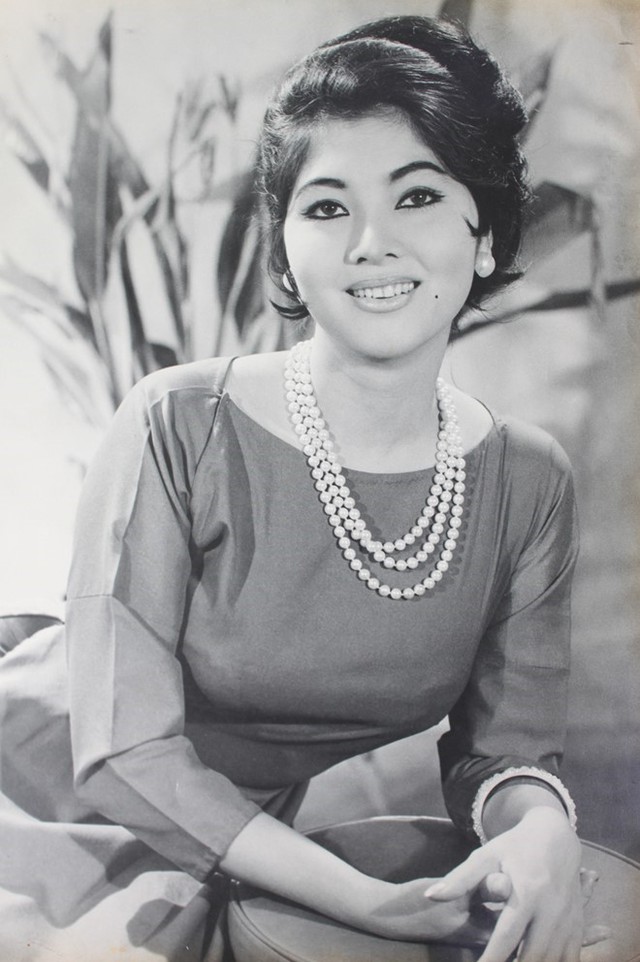 Thẩm Thúy Hằng không chỉ là ngôi sao sáng của điện ảnh miền Nam những năm 50 với những vai diễn ấn tượng, bà còn là nhan sắc hoàn mỹ khiến biết bao trái tim rung động. Tên tuổi của bà nổi tiếng khắp trong nước và khu vực. Ở tuổi xế chiều, bà tu tại nhà ở TP.HCM,



Diễm Thúy là người đẹp nổi tiếng Sài Gòn với vẻ đẹp hiện đại, cá tính và gợi cảm. Bà được nhiều đạo diễn phim săn đón và mời tham gia diễn xuất. Bà là một trong những người đi đầu trào lưu mặc áo cổ khoét sâu ở Sài Gòn những năm 60. Từ năm 1975 đến nay không ai còn biết tin tức về bà.





NSƯT Thanh Nga sở hữu khuôn mặt trái xoan, ánh mắt đượm buồn cùng chất giọng cải lương ngọt ngào. Bà còn được mệnh danh là nữ hoàng sân khấu của của miền Nam những năm 60-70. Tuy nhiên, hồng nhan bạc mệnh, bà bị sát hại khi đỡ đạn cho con trai vào năm 1978.





Thanh Lan là nghệ sĩ hiếm hoi thành công ở 3 lĩnh vực ca hát, đóng phim và sân khấu. Bà bắt đầu nổi tiếng với các ca khúc nhạc Pháp, sau đó gắn bó với nhạc Trầm Tử Thiêng, Trần Thiện Thanh, Từ Công Phụng... Bà đóng nhiều bộ phim như Nước mắt học trò, Ván bài lật ngửa... Hiện bà đang định cư ở Mỹ.





Danh ca Thái Thanh nổi tiếng với biệt danh giọng hát vượt thời gian. Bà là một trong những nghệ sĩ tiêu biểu của nền tân nhạc Việt Nam. Bà từng kết hôn với tài tử Lê Quỳnh. Hiện bà đang sống ở Mỹ cùng các con cháu.





Ca sĩ Hà Thanh sinh ra ở Huế nhưng nổi tiếng ở Sài Gòn những năm 1965. Nhan sắc của bà từng khiến thi sĩ Bùi Giáng, nhà văn Mai Thảo say mê. Nhà văn Mai Thảo còn từ Sài Gòn ra Huế xin cưới bà. Bà mất năm 2014 tại Mỹ vì ung thư máu.





NSND Ngọc Giàu là một trong những ngôi sao nổi tiếng ở Sài Gòn trước 1975 còn hoạt động nghệ thuật bền bỉ. Bà nổi tiếng với giọng hát trời phú. Năm 14 tuổi bà được ông chủ hãng châu Á ký hợp đồng dài hạn khi nghe bà thử ngâm thơ và hát. Bà là nghệ sĩ đa năng khi biến hóa với nhiều kiểu vai diễn trên sân khấu, màn ảnh.





Sinh ra trong gia đình có truyền thống nghệ thuật, NSƯT Bạch Lê nổi danh khi mới 8 tuổi. Trước năm 1975,bà là diễn viên hồ quảng được khán giả và giới báo chí ái mộ và đặt biệt danh Hồ Quảng chi bảo. Hiện chị gái NSƯT Thành Lộc đang định cư ở Pháp.





Nghệ sĩ Phượng Liên sinh năm 1947, nổi tiếng từ năm 12 tuổi. Năm 1966, bà nhận giải Thanh Tâm trong vở Người nhạn trắng. Hiện, bà sống ở Mỹ và được mệnh danh là Người giữ lửa cải lương trên đất Mỹ.

