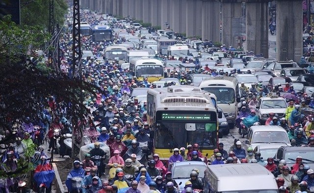 
Bí thư Hà Nội Hoàng Trung Hải thông tin hiện Hà Nội có hơn 5,5 triệu xe máy và hơn nửa triệu ôtô. Ảnh: Lê Hiếu.
