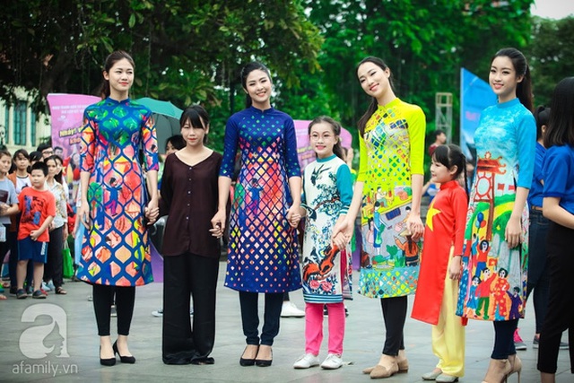 
Sáng ngày 30/10, Hoa hậu Ngọc Hân, Hoa hậu Mỹ Linh đã có dịp hội ngộ với các người đẹp trong một sự kiện được tổ chức ở Hà Nội

