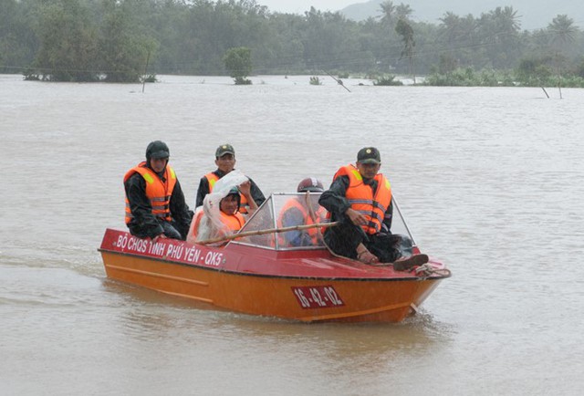 Lực lượng cứu hộ vùng lũ Phú Yên. Ảnh: Minh Hoàng.

Vị phó chủ tịch huyện thuật lại, tối 2/11, sau khi nhận thông tin một xe khách bị kẹt lũ chết máy dưới chân cầu sắt La Hai, ông cùng 4 người trong nhóm cứu hộ tham gia ứng cứu.

Lo lắng cho tính mạng hành khách và nước lũ dâng cao có thể cuốn phăng xe khách xuống dòng sông Kỳ Lộ, đoàn công tác quyết định đến hiện trường tổ chức cứu hộ. Tuy nhiên khi ca nô đi vào khúc cua sông Kỳ Lộ dưới chân cầu sắt thì bất ngờ lật úp.

Trong cơn hoảng loạn, một chiến sĩ và anh Trưởng phòng Nông nghiệp huyện Đồng Xuân may mắn dạt ra ngoài đu bám được vào thành cầu sắt. Còn tôi, một chiến sĩ tên Mậu cùng anh Nguyễn Thanh Tân, một chủ doanh nghiệp, bị hất văng trôi dạt theo dòng nước lũ, ông Từ thuật lại.

Sau khi bơi 10 phút giữa dòng lũ mênh mông, bất giác ông Từ phát hiện áo phao bung ra mất từ lúc nào. Loay hoay giữa dòng lũ cuồn cuộn, ông liều mình bơi ngửa để vừa kéo khuy cởi áo mưa vừa kêu cứu giữa màn đêm. Sau gần 1 giờ vật lộn với lũ dữ, vị phó chủ tịch huyện gần như kiệt sức thì lũ đánh dạt vào bụi rậm bên sông.

Kiệt sức vì lạnh, thật may mắn tôi bấu víu được cành cây bên bờ sông Kỳ Lộ tiếp tục kêu cứu. Nghe tiếng kêu, anh Mậu, chiến sĩ của huyện đội Đồng Xuân, mặc áo phao vừa bơi vừa kêu gọi người dân trên bờ tìm cách đưa tôi vào bờ, ông Từ thuật lại.




Khu vực ca nô lật úp trên sông Kỳ Lộ (huyện Đồng Xuân) khiến ông Từ cùng 4 người khác gặp nạn. Ảnh: La Hai.


Nghe tiếng kêu cứu thất thanh giữa đêm khuya ngoài sông Kỳ Lộ, nhiều người dân sống gần khu vực này cùng nhau soi đèn pin, dùng cây sào dài để ông Từ đu vào đưa lên bờ.

Ông Thành, ngụ thị trấn La Hai, cho hay lúc đưa vị phó chủ tịch huyện vào bờ bà con liền cho mặc áo ấm, cho uống nước gừng để chống lạnh. Sau đó, mọi người đưa ông vượt cầu sắt bắc ngang sông Kỳ Lộ để xe chở về nhà.

Lúc ấy mọi người khuyên đến bệnh viện kiểm tra vết thương nhưng ông thấy mình sức khỏe vẫn ổn lại nôn nóng về nhà để giải tỏa nỗi lo lắng cho vợ, con. 1h sáng, thấy anh em cơ quan đưa về đến nhà, vợ ông Từ òa khóc mừng vui vì chồng mình thoát chết hy hữu trong lũ  trở về.

Hai ngày qua, bạn bè, anh em khắp nơi liên tục điện thoại chúc mừng khi nghe tin tôi sống sót trở về. Tìm cảm sẻ chia ấm áp từ cộng đồng, tình thân đã giúp tôi giải tỏa tâm lý về vụ tai nạn lật ca nô trong mưa lũ vừa qua, ông Từ cho biết thêm.

Sau cơn hoạn nạn, người dân huyện Đồng Xuân đã nhìn thấy ông Từ đến cơ quan, tất bật ngược xuôi với công việc hỗ trợ giúp dân khắc phục hậu quả do mưa lũ gây ra trên địa bàn.

Theo Minh Hoàng

Zing
