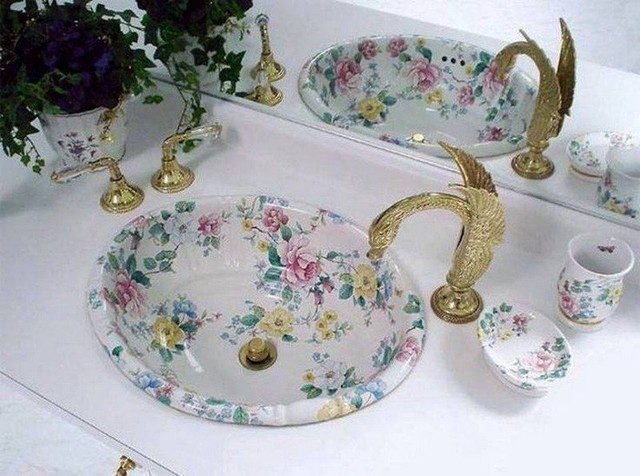 Bồn rửa mặt với gam màu và họa tiết vintage kết hợp với vòi rửa cầu kỳ được mạ vàng sẽ là cách giúp tăng sự sang trọng cho bất kỳ phòng tắm nào.