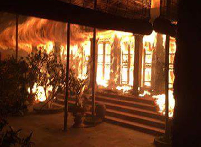 Khu Nhà Tổ chùa Tĩnh Lâu bốc cháy dữ dội đêm 4/11, nguyên nhân ban đầu xác định là do chập điện.