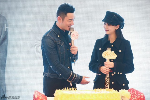 
Hôm 6/11, Huỳnh Hiểu Minh tổ chức tiệc mừng sinh nhật tuổi 39 bên người hâm mộ tại Thượng Hải. Khá bất ngờ khi vợ anh - Angelababy xuất hiện giữa sự kiện.
