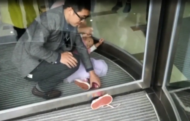 Tr&ecirc;n thực tế, trẻ em vốn rất hiếu động v&agrave; nghịch ngợm m&agrave; tai nạn th&igrave; lu&ocirc;n c&oacute; ở xung quanh ch&uacute;ng. V&igrave; thế, cha mẹ cần theo s&aacute;t trẻ, v&agrave; ch&uacute; &yacute; mọi thức xung quanh để đề ph&ograve;ng những tai nạn bất ngờ c&oacute; thể xảy ra.