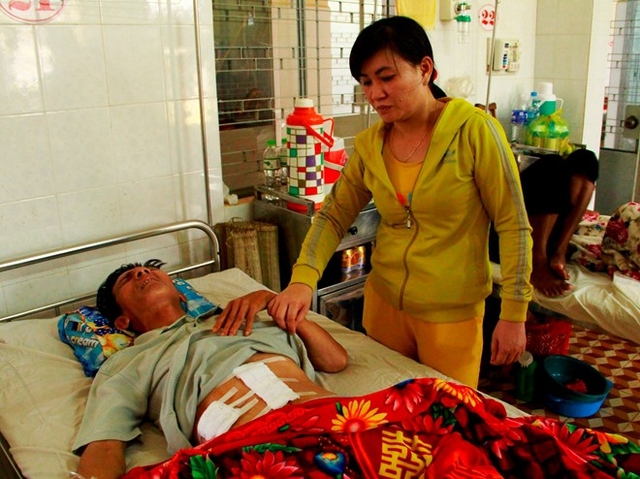 &Ocirc;ng Ngọc điều trị tại bệnh viện với vết thương tr&ecirc;n bụng. Ảnh: M. Q.
