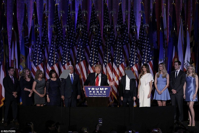 
Từ trái qua phải: tân Tổng thống, con trai 10 tuổi Barron, tân Đệ nhất phu nhân Melania cùng các con Kushner, Ivanka và Tiffany.
