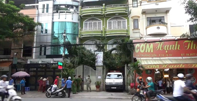 Nạn nh&acirc;n được đưa ra khỏi hiện trường