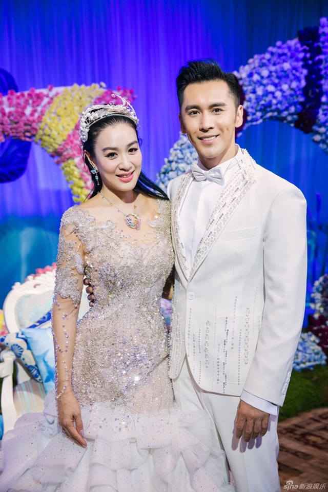 
Chung Lệ Đề và Trương Luân Thạc hạnh phúc trong ngày cưới.
