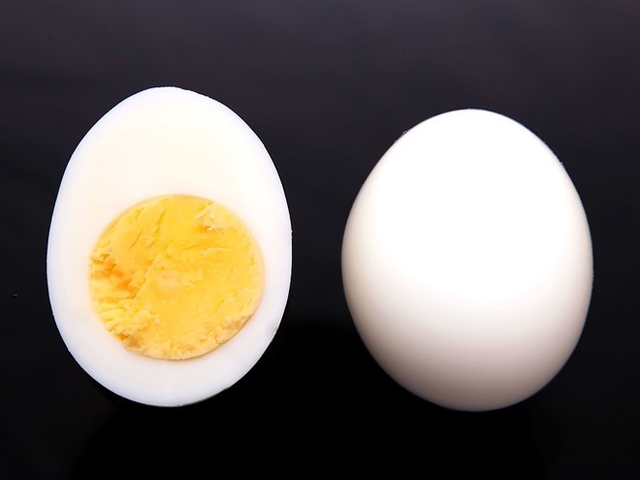 Ăn nhiều lòng đỏ trứng rất không tốt cho sức khỏe. Ảnh: Seriouseats. 