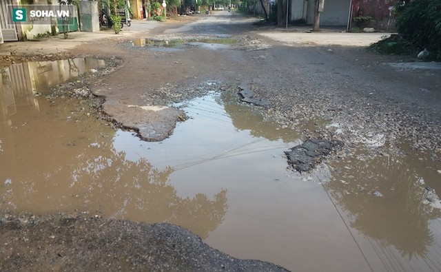 
Tuyến đường bị hư hỏng nghi&ecirc;m trọng.
