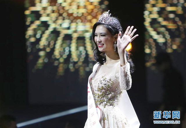
Tối 12/11, đêm chung kết Hoa hậu Hoàn vũ Trung Quốc 2016 diễn ra tại Thượng Hải chứng kiến sự cạnh tranh của 15 người đẹp đến từ các tỉnh thành. Vượt qua 14 ứng viên còn lại, đại diện chủ nhà - Lý Trân Dĩnh được xướng tên ở ngôi vị hoa hậu.
