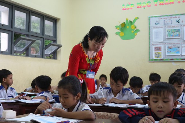 
Cô Phạm Thị Nhung đã chọn xã đảo nghèo Khánh Bình Tây (huyện Trần Văn Thời, tỉnh Cà Mau) để ươm mầm ước mơ cho trẻ em nghèo. Ảnh: Bích Huệ. 
